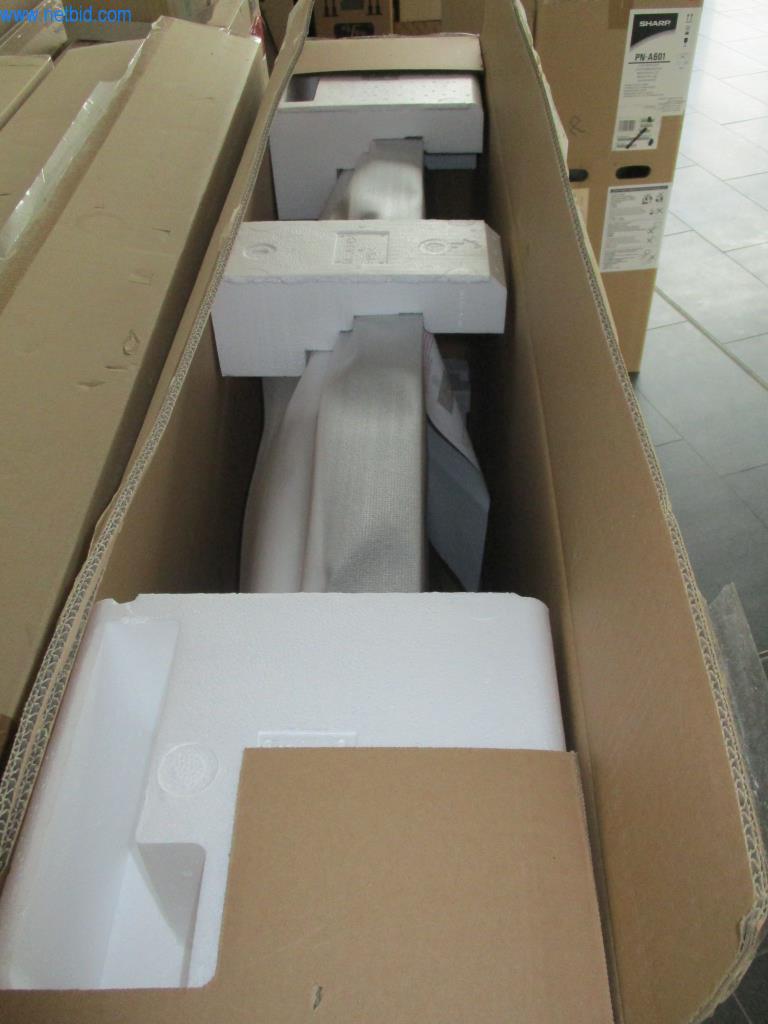 Well-maintained office furniture, IT equipment and 3D glasses (MS Hololens 2) -3