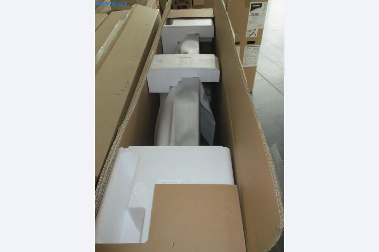 Dobře udržovaný kancelářský nábytek, IT vybavení a 3D brýle (MS Hololens 2)-3