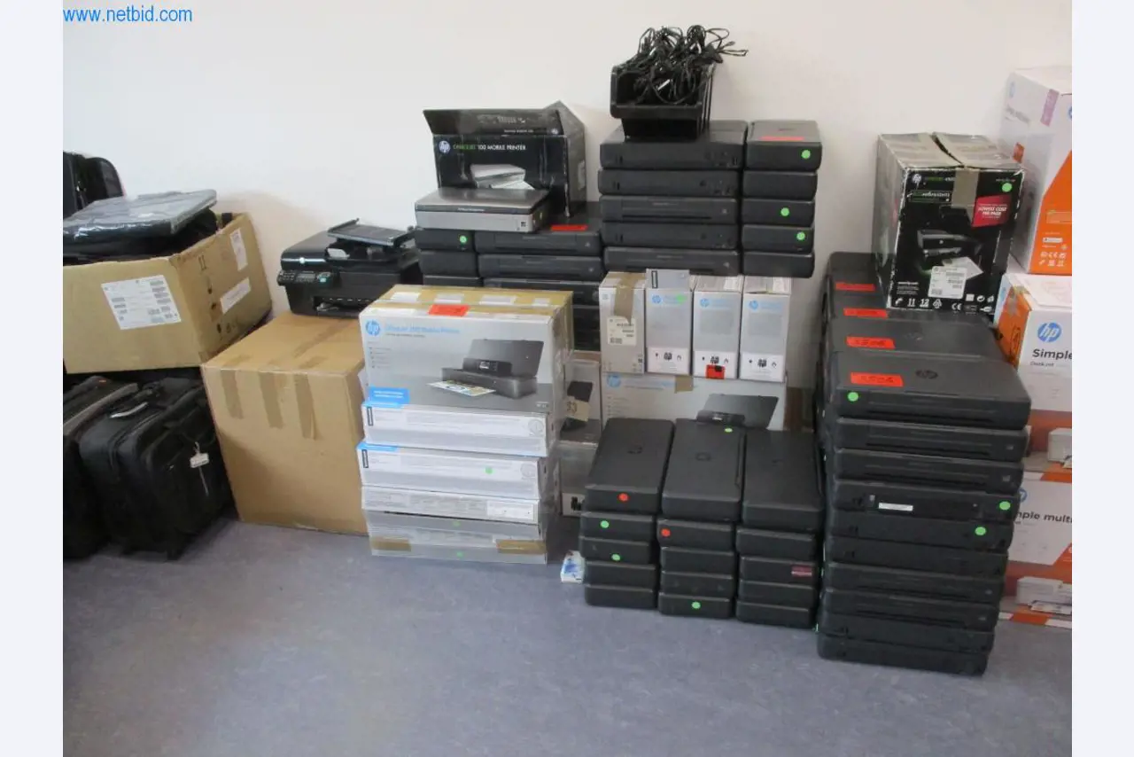 Mobiliário de escritório bem conservado, equipamento informático e óculos 3D (MS Hololens 2)-1