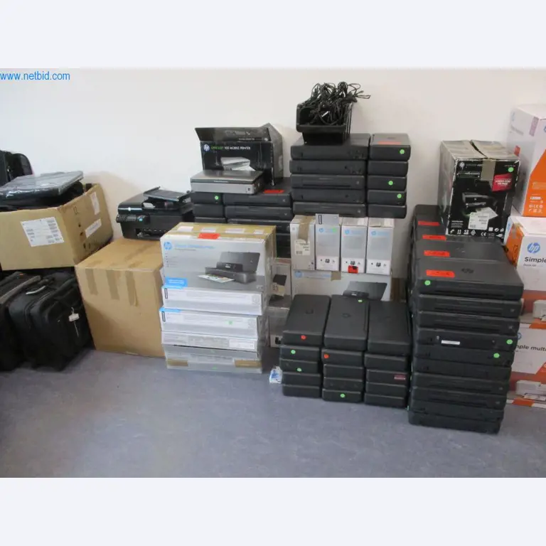 Mobiliário de escritório bem conservado, equipamento informático e óculos 3D (MS Hololens 2)-1