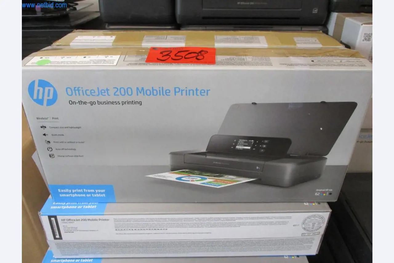 Mobiliário de escritório bem conservado, equipamento informático e óculos 3D (MS Hololens 2)-2