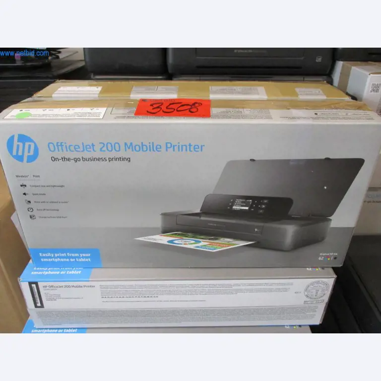 Mobiliário de escritório bem conservado, equipamento informático e óculos 3D (MS Hololens 2)-2