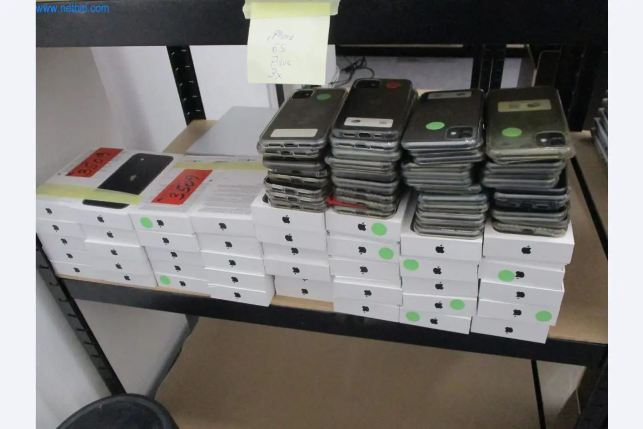 Mobiliário de escritório bem conservado, equipamento informático e óculos 3D (MS Hololens 2)-1