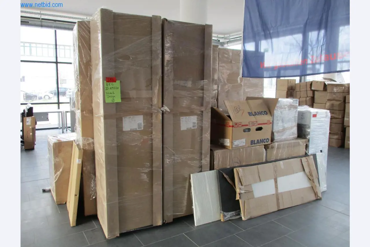 Mobiliário de escritório bem conservado, equipamento informático e óculos 3D (MS Hololens 2)-1