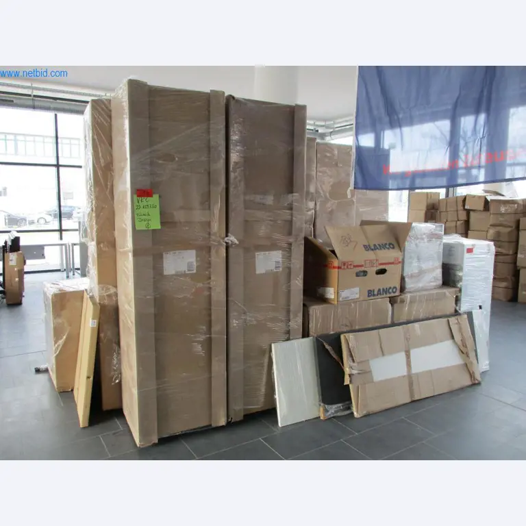 Mobiliário de escritório bem conservado, equipamento informático e óculos 3D (MS Hololens 2)-1