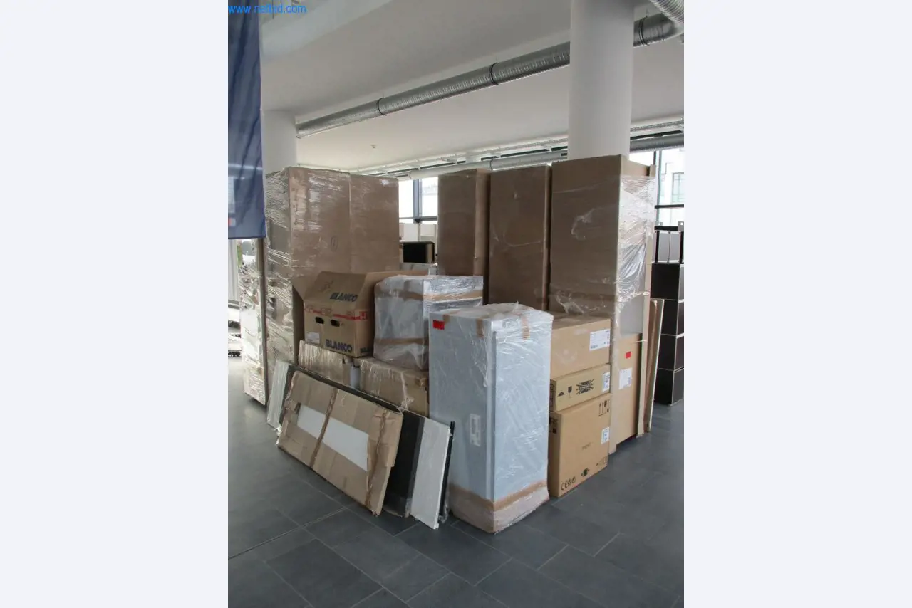 Mobiliário de escritório bem conservado, equipamento informático e óculos 3D (MS Hololens 2)-2