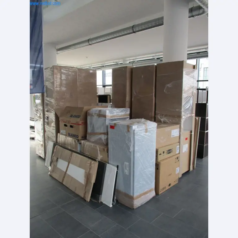 Mobiliário de escritório bem conservado, equipamento informático e óculos 3D (MS Hololens 2)-2