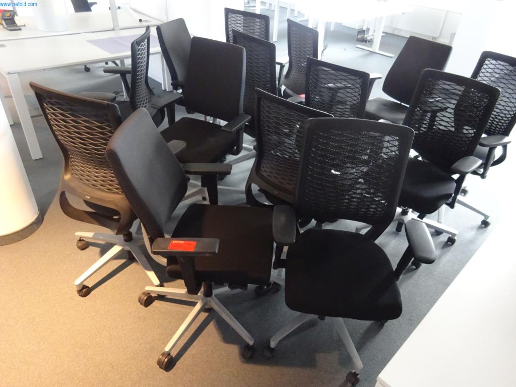 Mobiliario de oficina en buen estado, equipos informáticos y gafas 3D (MS Hololens 2)-1