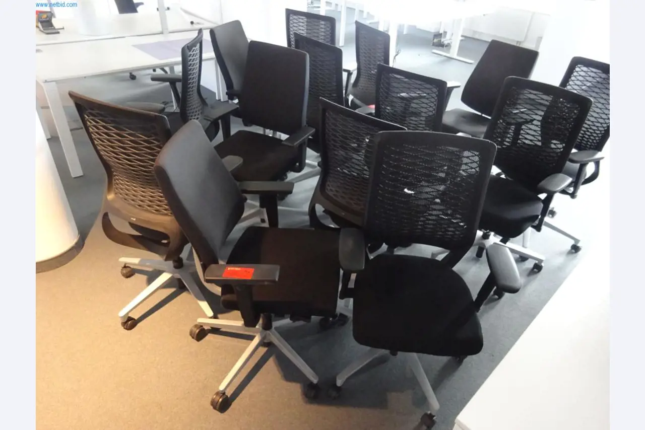 Mobiliário de escritório bem conservado, equipamento informático e óculos 3D (MS Hololens 2)-1