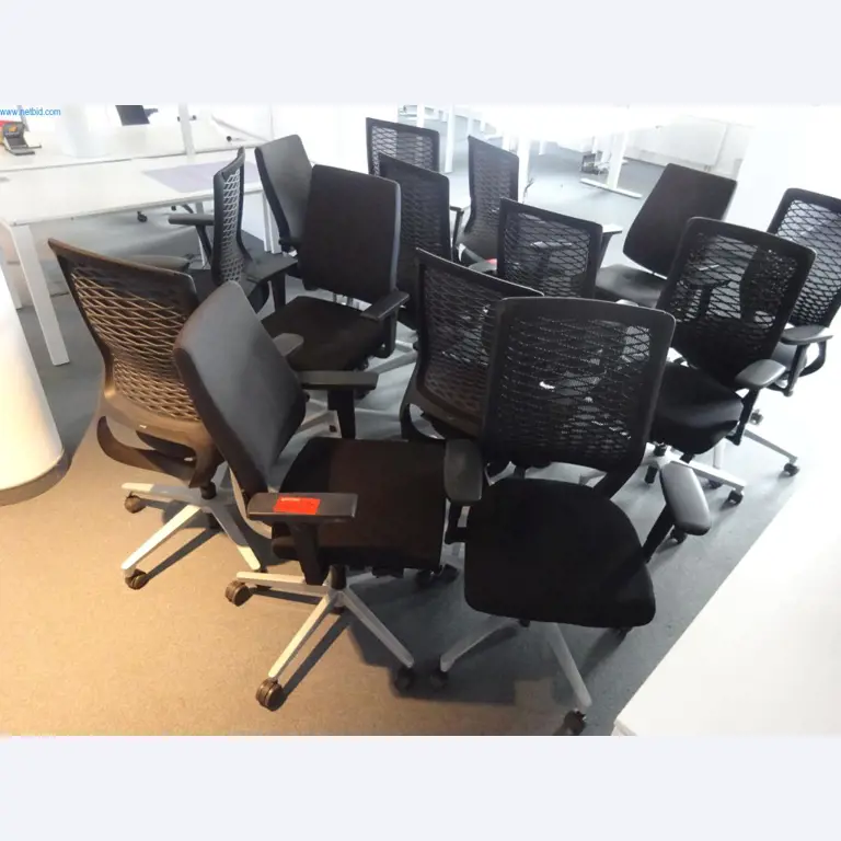 Mobiliário de escritório bem conservado, equipamento informático e óculos 3D (MS Hololens 2)-1