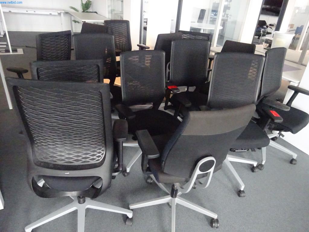 Mobiliario de oficina en buen estado, equipos informáticos y gafas 3D (MS Hololens 2)-2