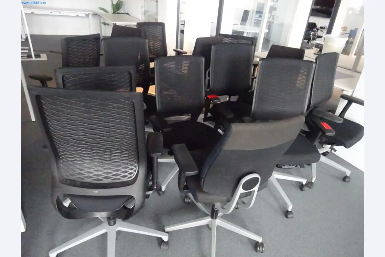 Mobiliário de escritório bem conservado, equipamento informático e óculos 3D (MS Hololens 2)-2