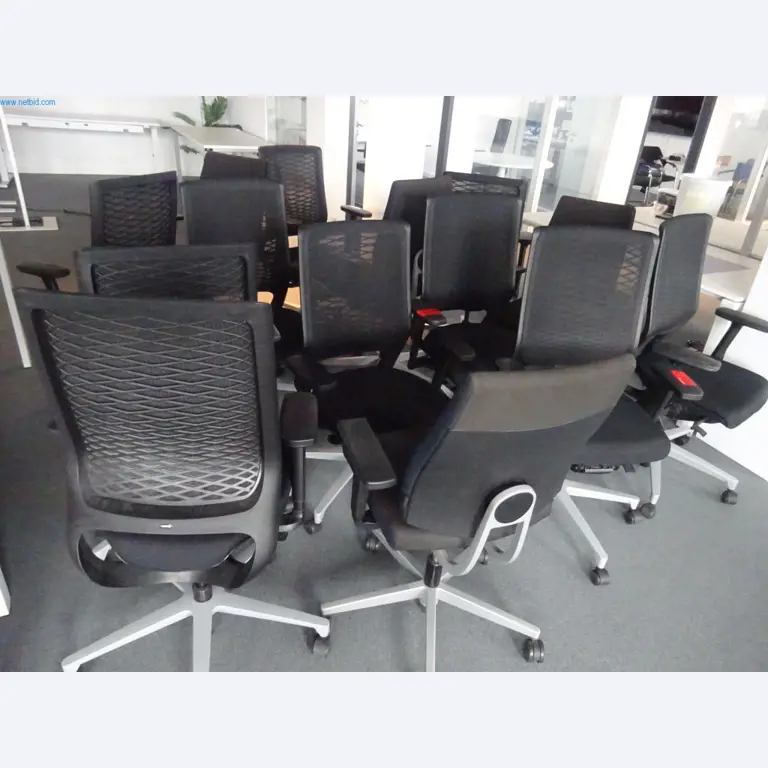 Mobiliário de escritório bem conservado, equipamento informático e óculos 3D (MS Hololens 2)-2