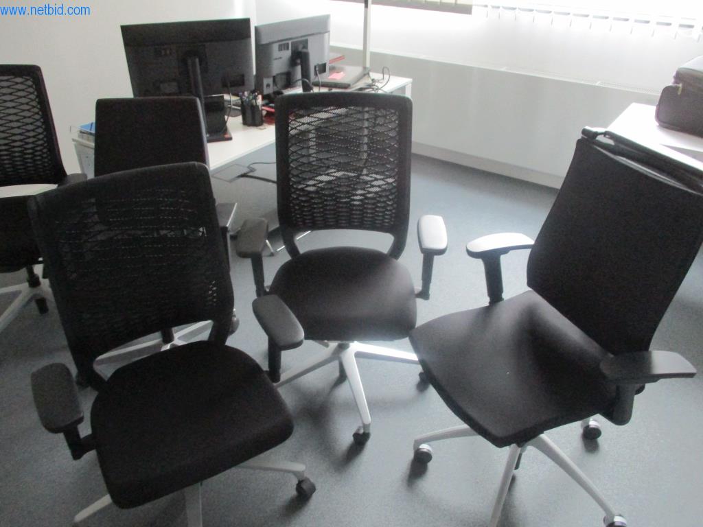 Mobiliario de oficina en buen estado, equipos informáticos y gafas 3D (MS Hololens 2)-3