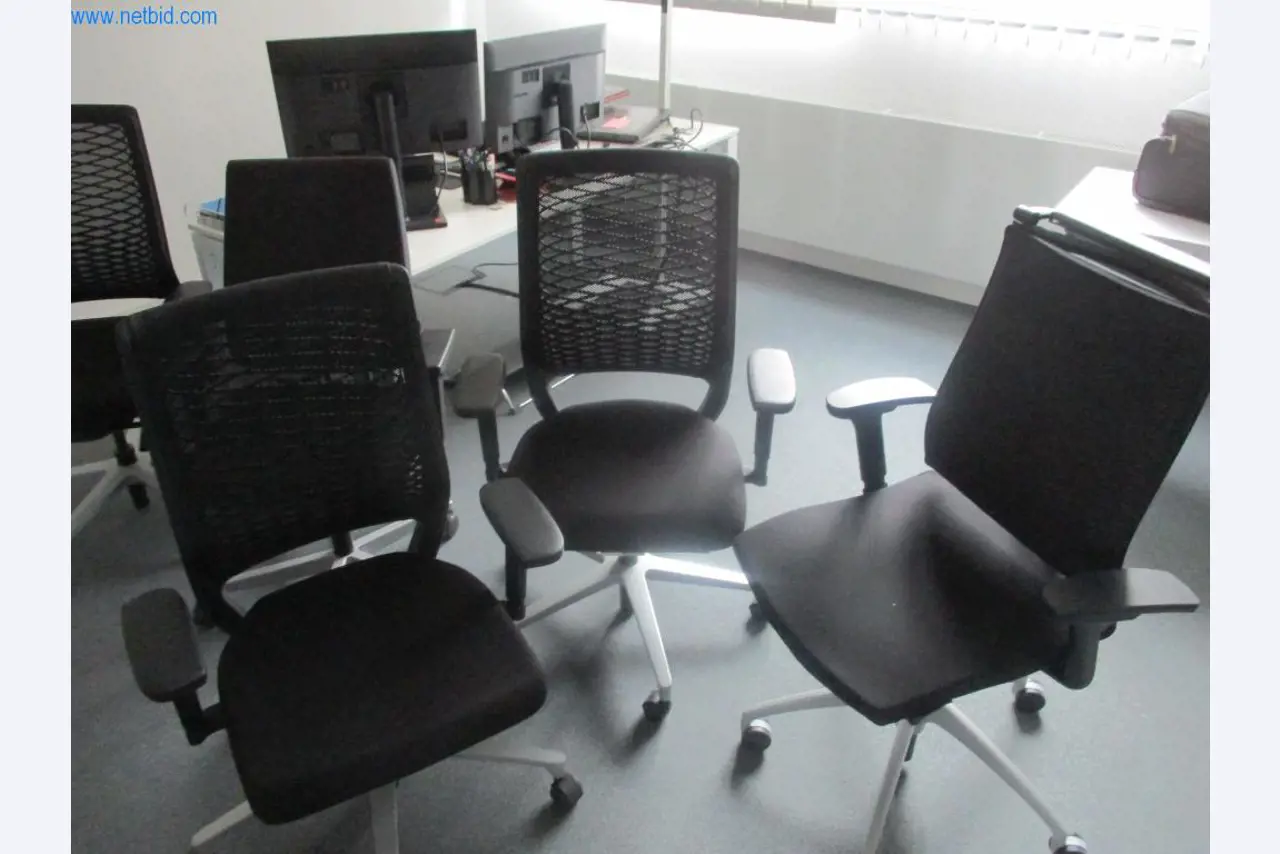 Mobiliário de escritório bem conservado, equipamento informático e óculos 3D (MS Hololens 2)-3