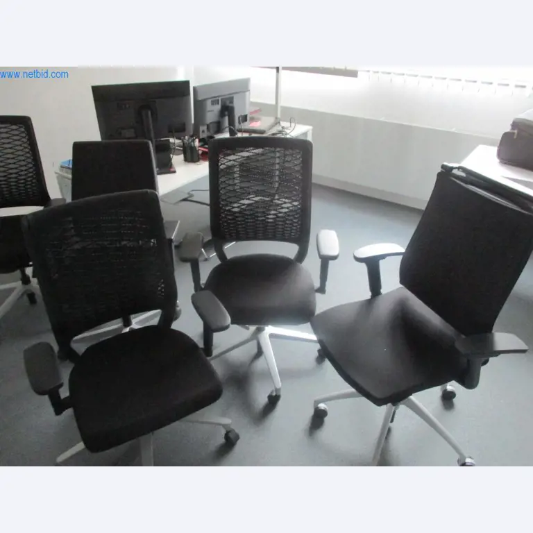 Mobiliário de escritório bem conservado, equipamento informático e óculos 3D (MS Hololens 2)-3