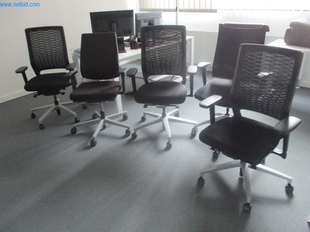 Mobiliario de oficina en buen estado, equipos informáticos y gafas 3D (MS Hololens 2)-4