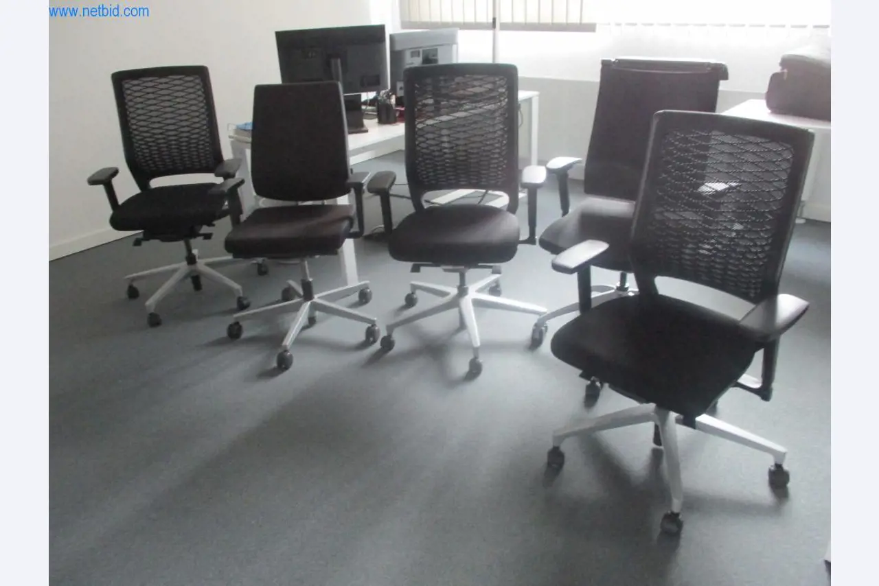 Mobiliário de escritório bem conservado, equipamento informático e óculos 3D (MS Hololens 2)-4