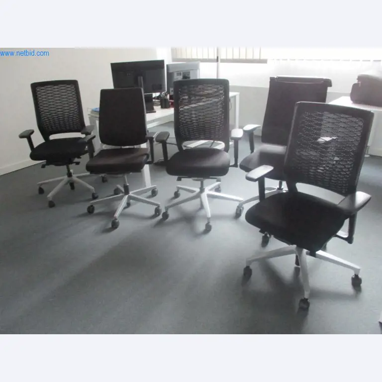 Mobiliário de escritório bem conservado, equipamento informático e óculos 3D (MS Hololens 2)-4