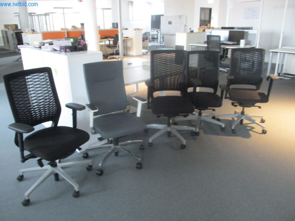 Mobiliario de oficina en buen estado, equipos informáticos y gafas 3D (MS Hololens 2)-5