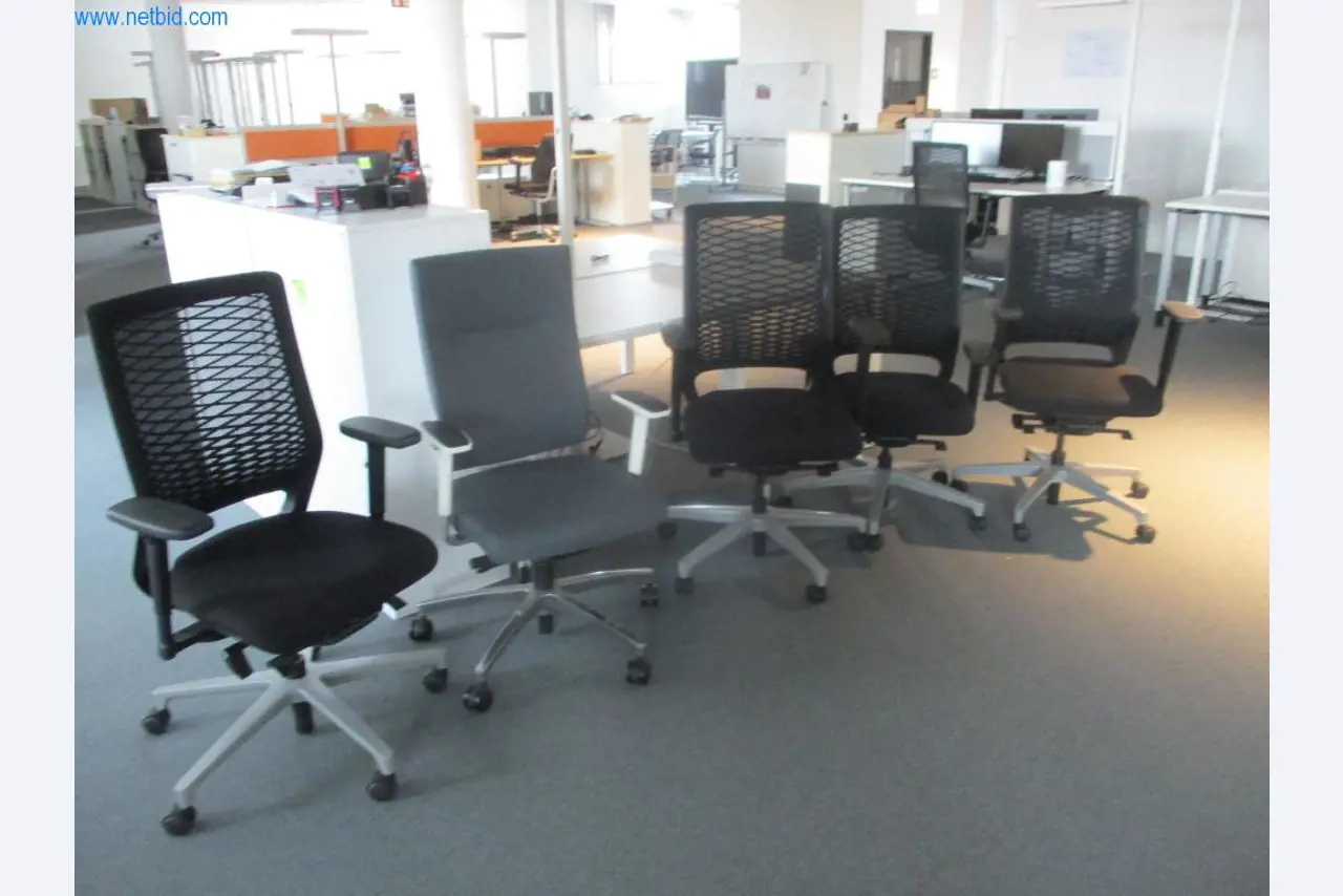 Mobiliário de escritório bem conservado, equipamento informático e óculos 3D (MS Hololens 2)-5