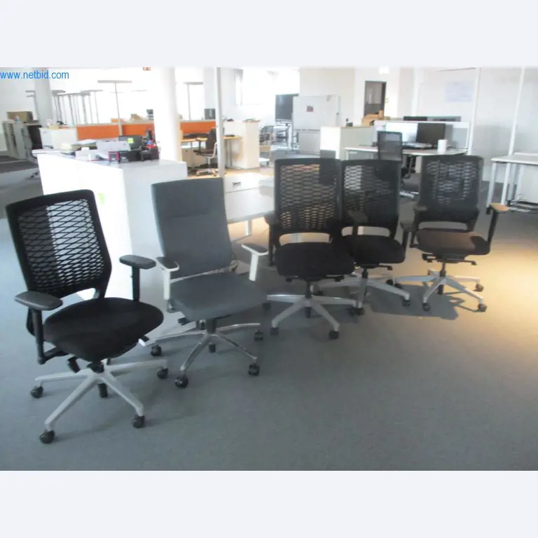 Mobiliário de escritório bem conservado, equipamento informático e óculos 3D (MS Hololens 2)-5