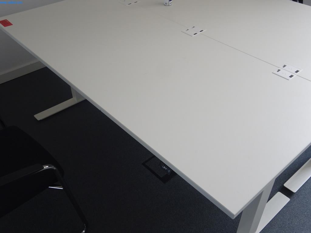 Gepflegte Büromöbel, IT-Ausstattungen und 3D-Brillen (MS Hololens 2) -1