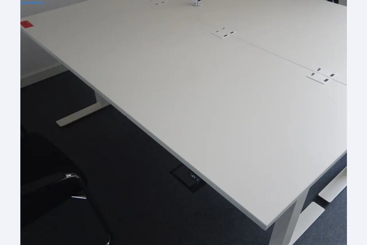 Mobiliário de escritório bem conservado, equipamento informático e óculos 3D (MS Hololens 2)-1