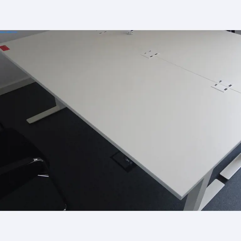 Mobiliário de escritório bem conservado, equipamento informático e óculos 3D (MS Hololens 2)-1