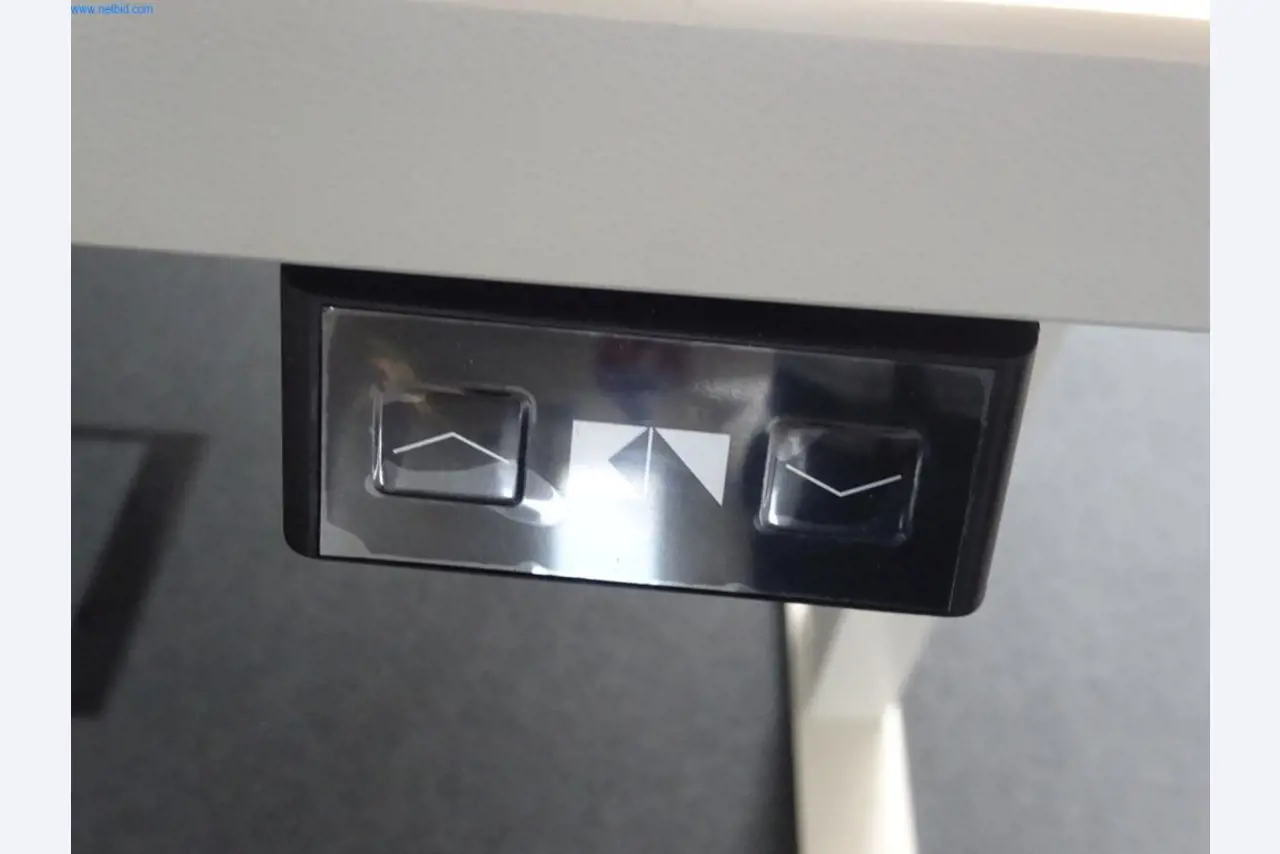 Mobiliário de escritório bem conservado, equipamento informático e óculos 3D (MS Hololens 2)-2