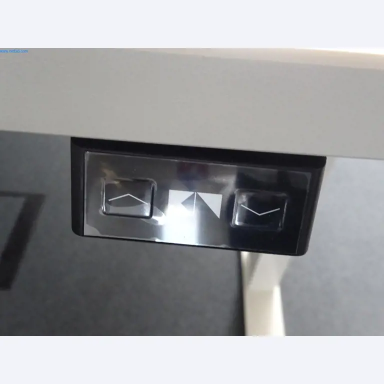 Mobiliário de escritório bem conservado, equipamento informático e óculos 3D (MS Hololens 2)-2