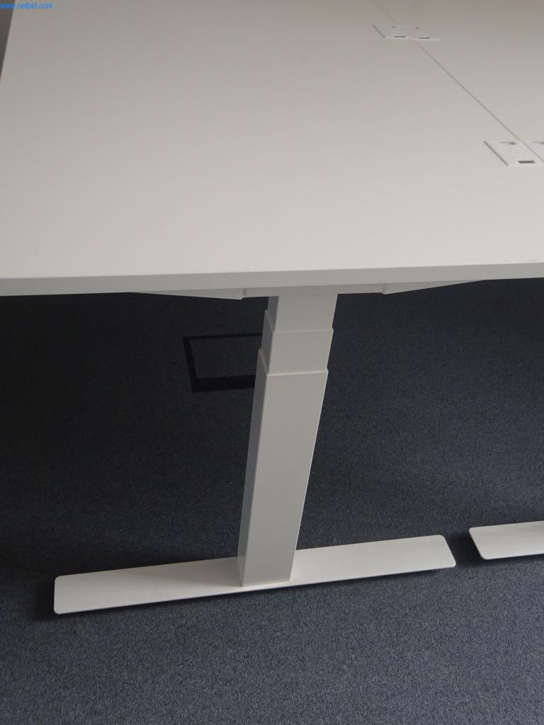 Gepflegte Büromöbel, IT-Ausstattungen und 3D-Brillen (MS Hololens 2) -3