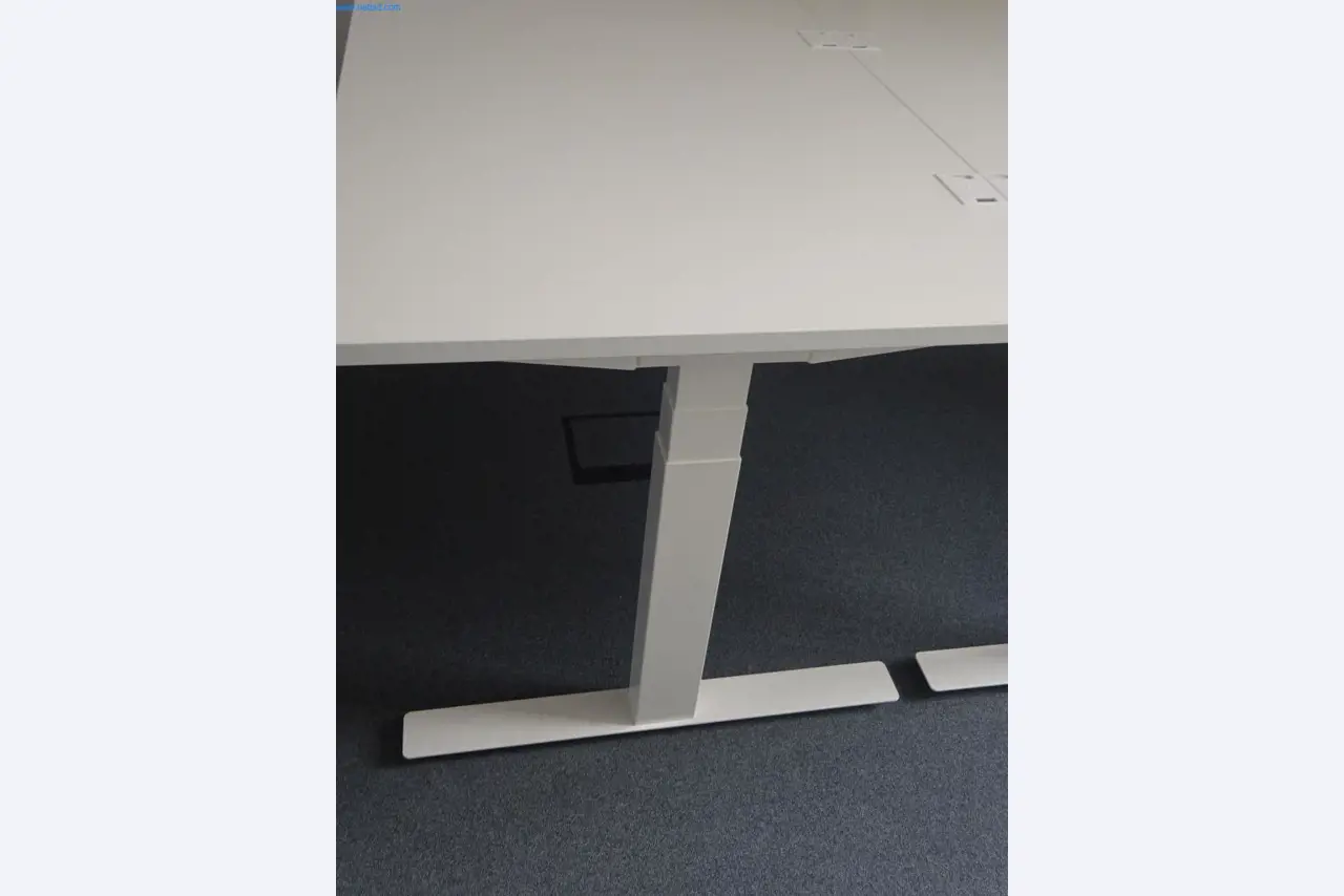 Mobiliário de escritório bem conservado, equipamento informático e óculos 3D (MS Hololens 2)-3