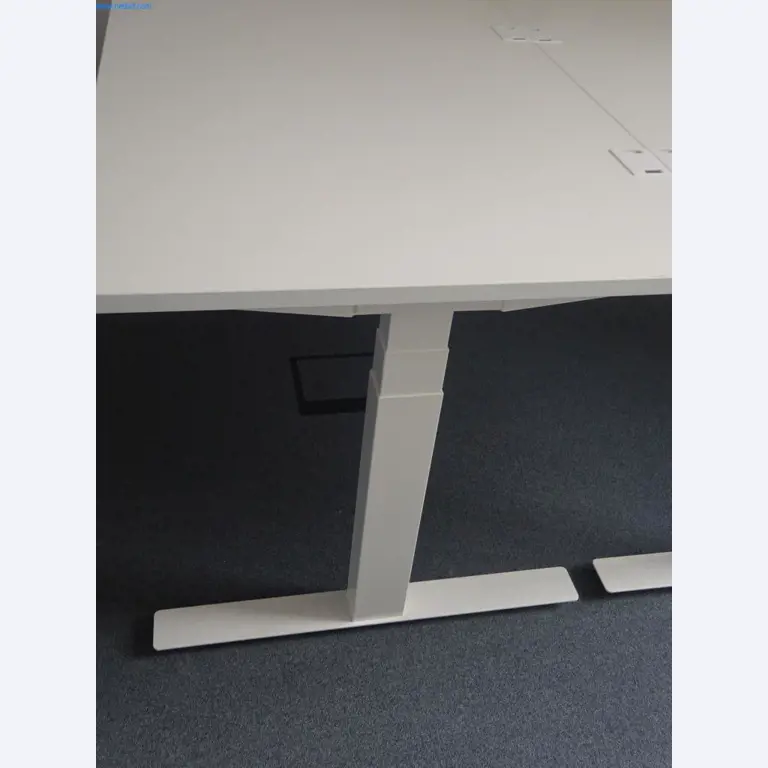 Mobiliário de escritório bem conservado, equipamento informático e óculos 3D (MS Hololens 2)-3