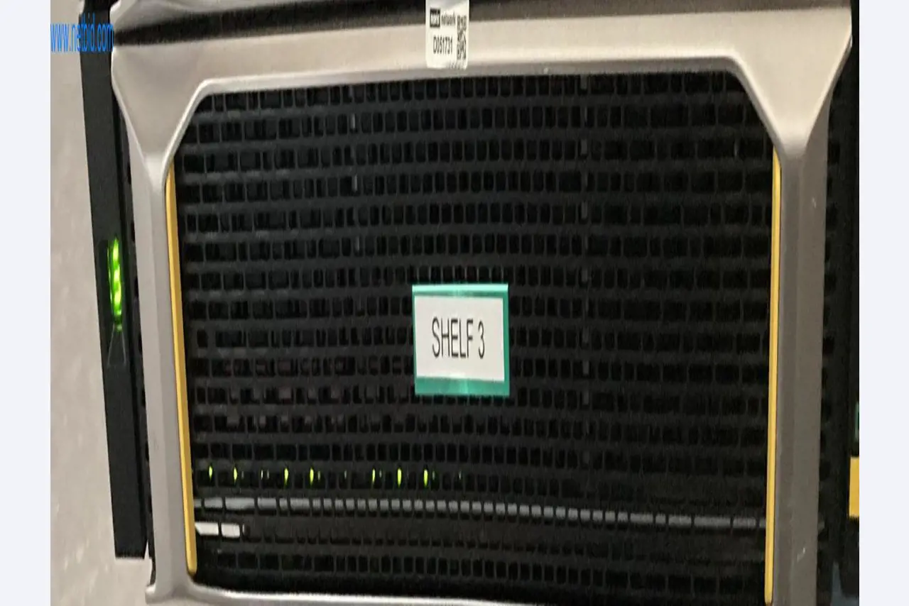 Mobiliário de escritório bem conservado, equipamento informático e óculos 3D (MS Hololens 2)-1