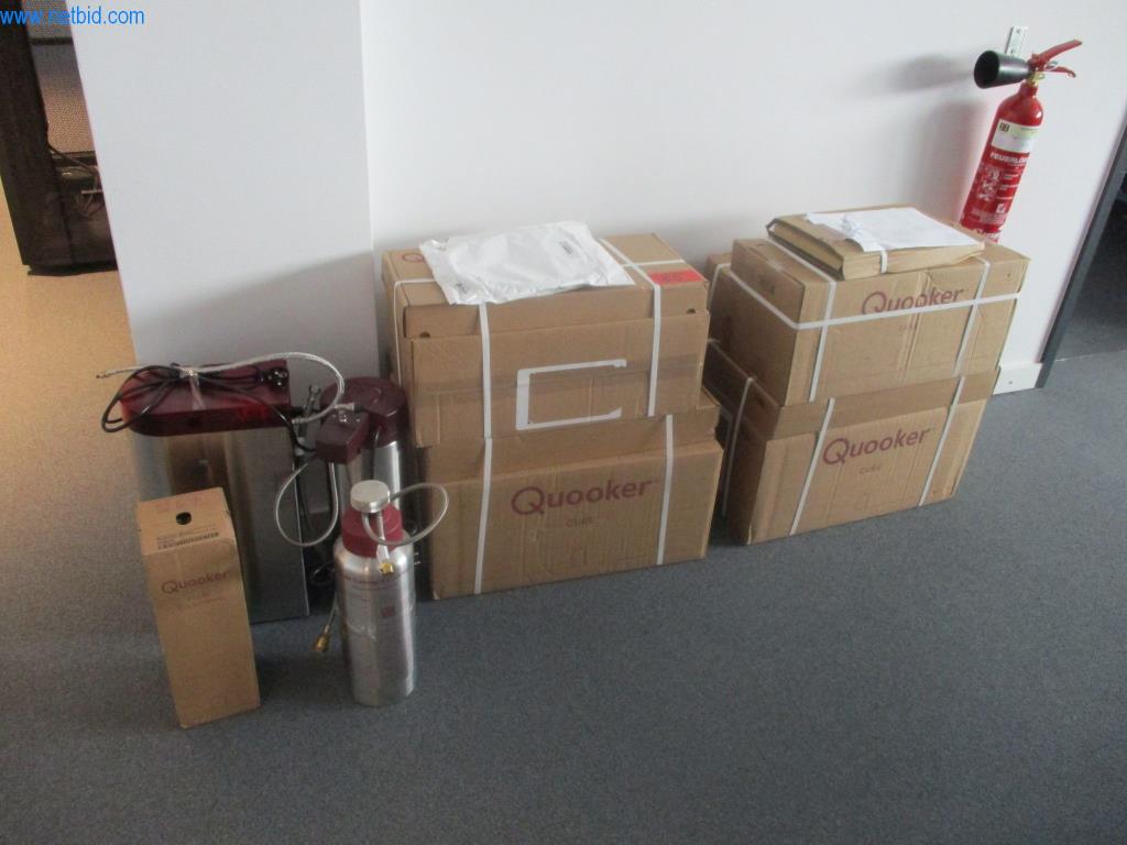 Mobilier de bureau soigné, équipements informatiques et lunettes 3D (MS Hololens 2)-1