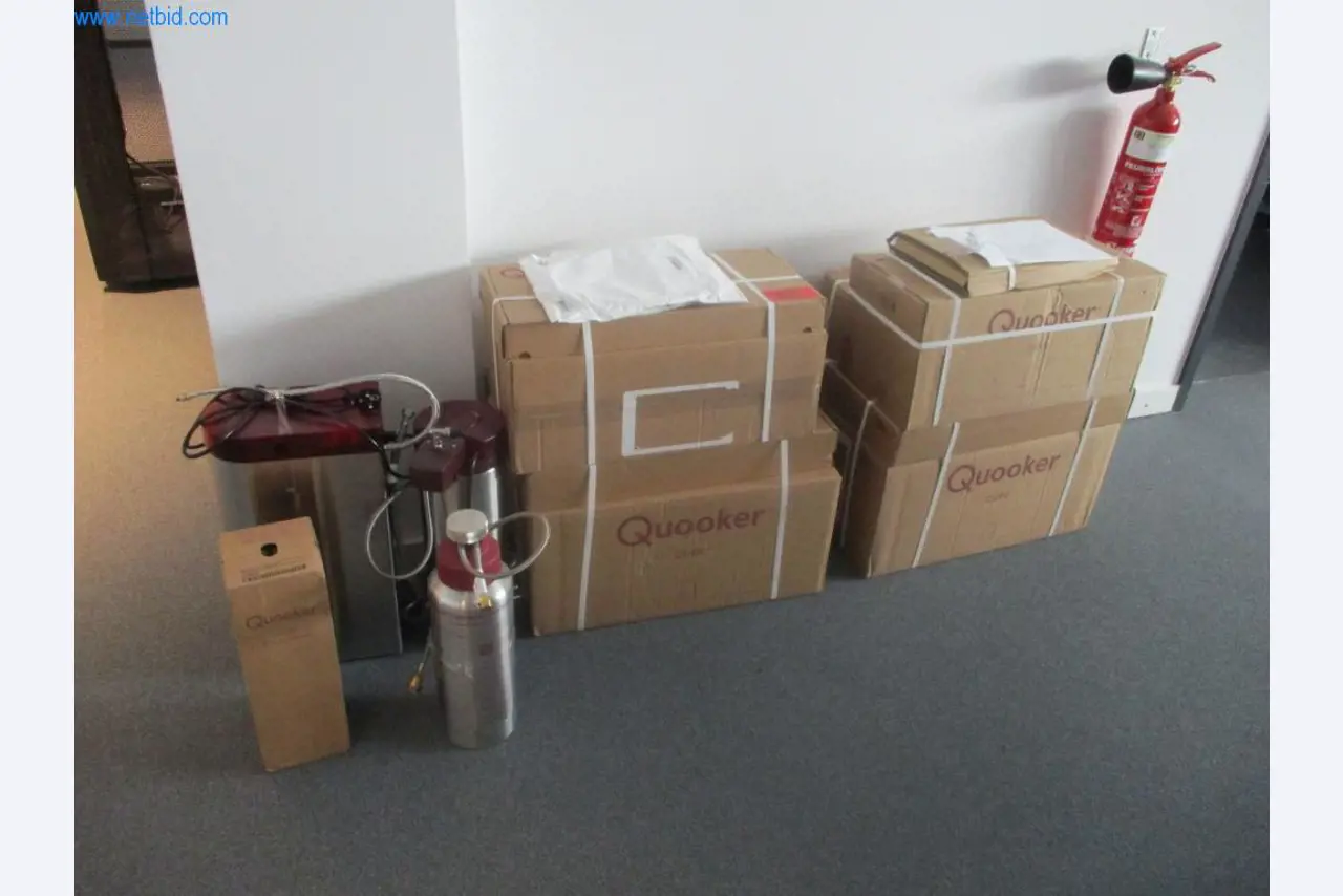 Mobiliário de escritório bem conservado, equipamento informático e óculos 3D (MS Hololens 2)-1