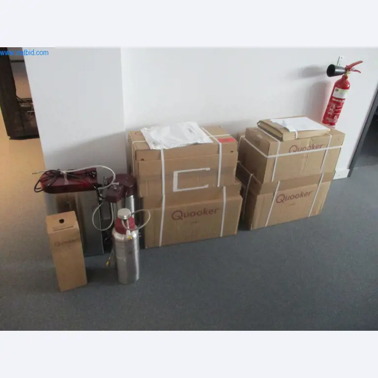 Mobiliário de escritório bem conservado, equipamento informático e óculos 3D (MS Hololens 2)-1