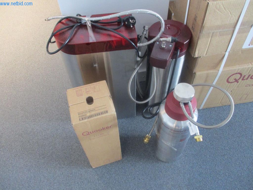 Mobilier de bureau soigné, équipements informatiques et lunettes 3D (MS Hololens 2)-2