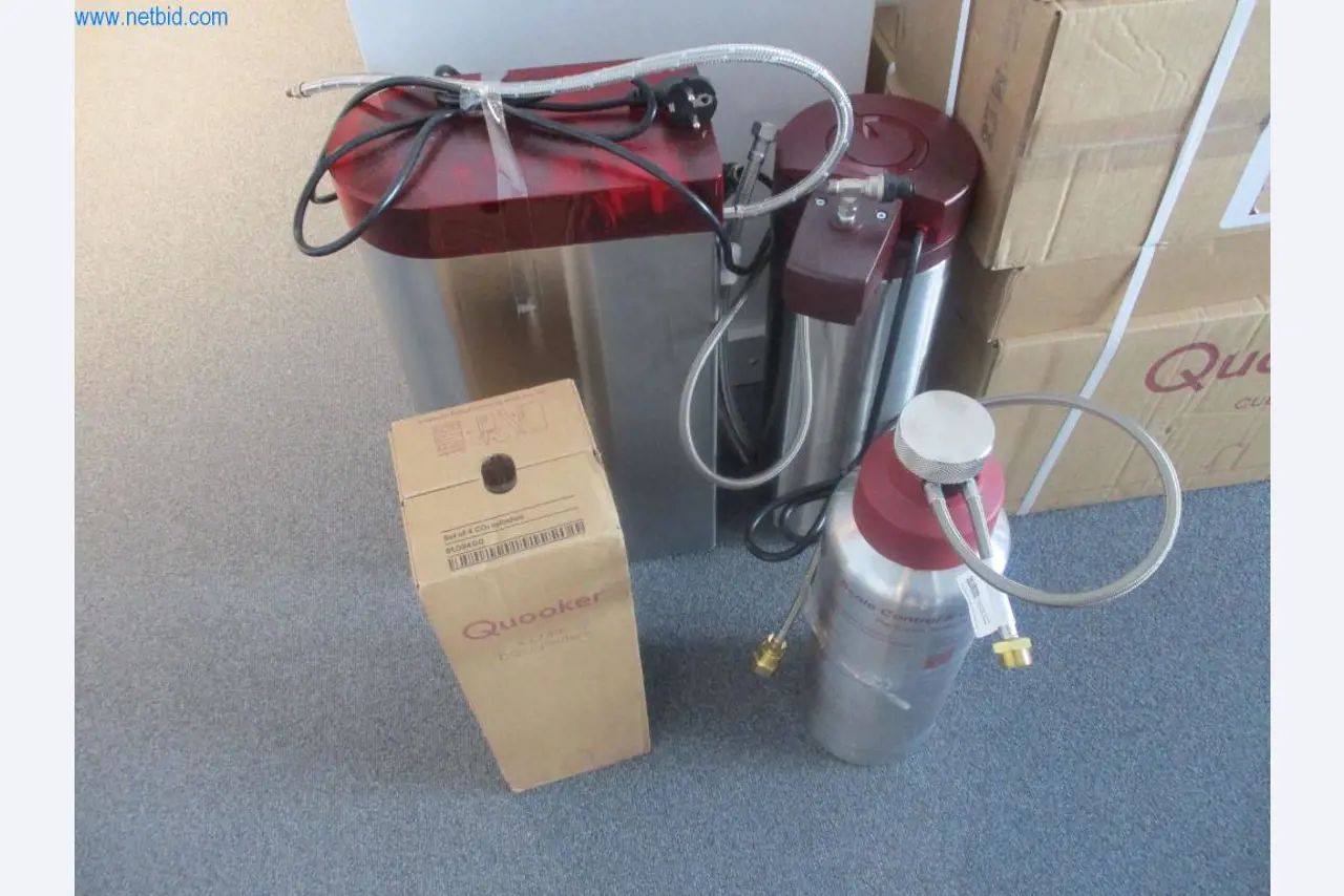 Mobiliário de escritório bem conservado, equipamento informático e óculos 3D (MS Hololens 2)-2