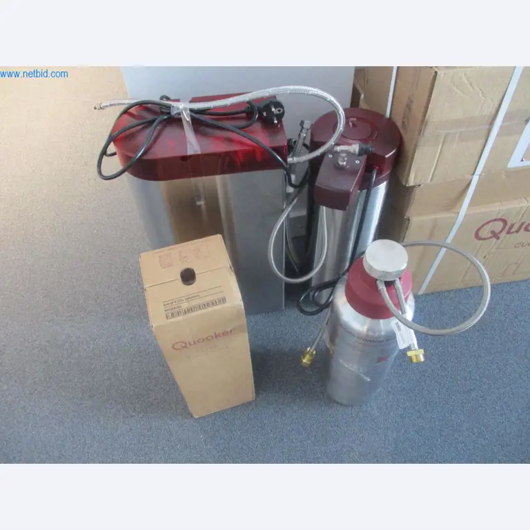 Mobiliário de escritório bem conservado, equipamento informático e óculos 3D (MS Hololens 2)-2