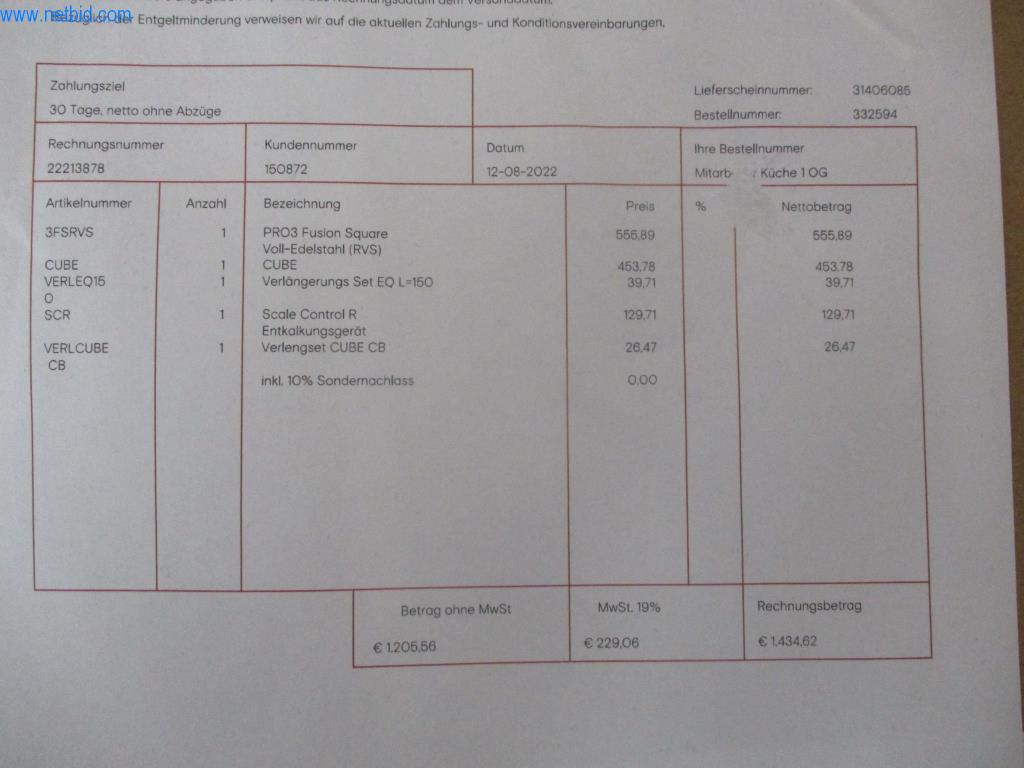 Mobilier de bureau soigné, équipements informatiques et lunettes 3D (MS Hololens 2)-3
