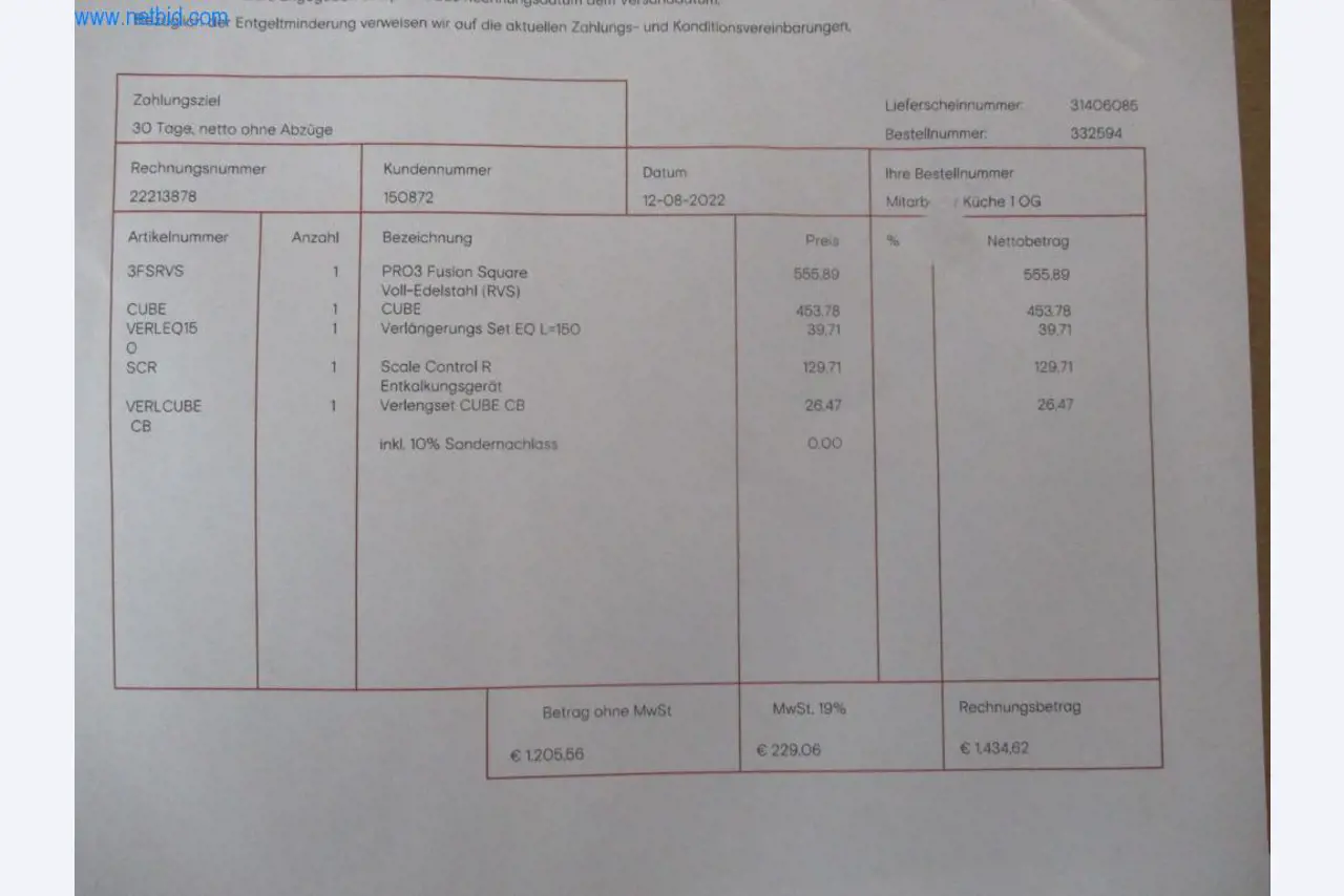 Mobiliário de escritório bem conservado, equipamento informático e óculos 3D (MS Hololens 2)-3