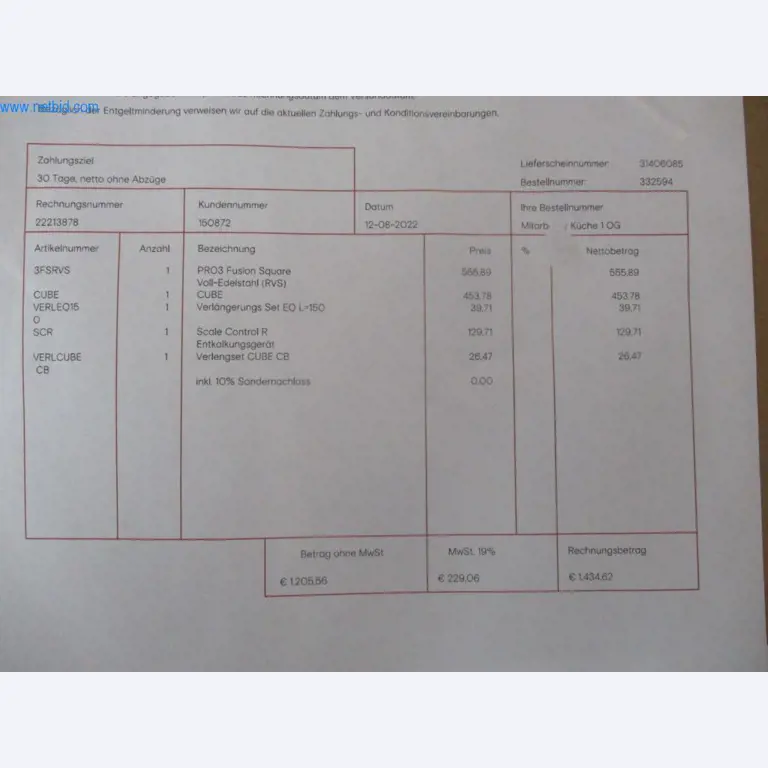 Mobiliário de escritório bem conservado, equipamento informático e óculos 3D (MS Hololens 2)-3