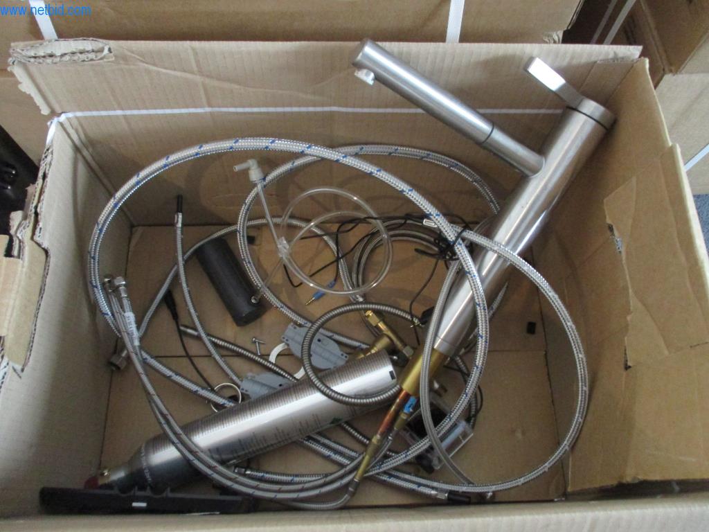 Mobilier de bureau soigné, équipements informatiques et lunettes 3D (MS Hololens 2)-4