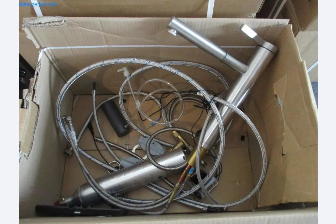 Mobiliário de escritório bem conservado, equipamento informático e óculos 3D (MS Hololens 2)-4