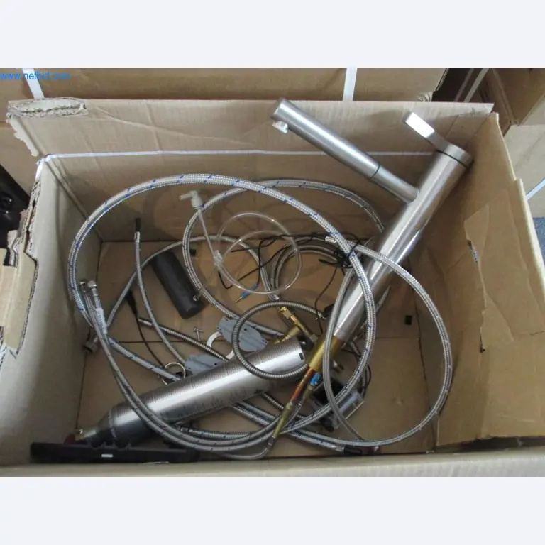 Mobiliário de escritório bem conservado, equipamento informático e óculos 3D (MS Hololens 2)-4