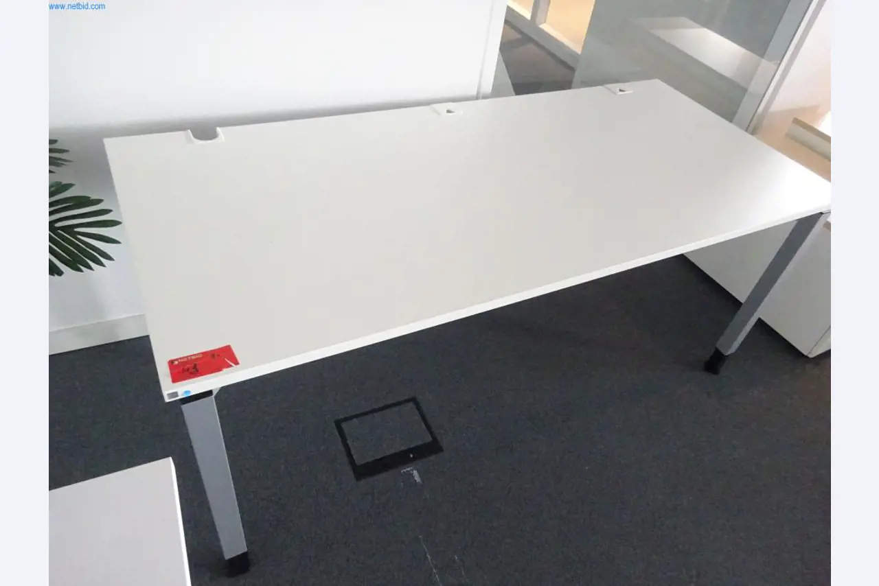 Gepflegte Büromöbel, IT-Ausstattungen und 3D-Brillen (MS Hololens 2) -10