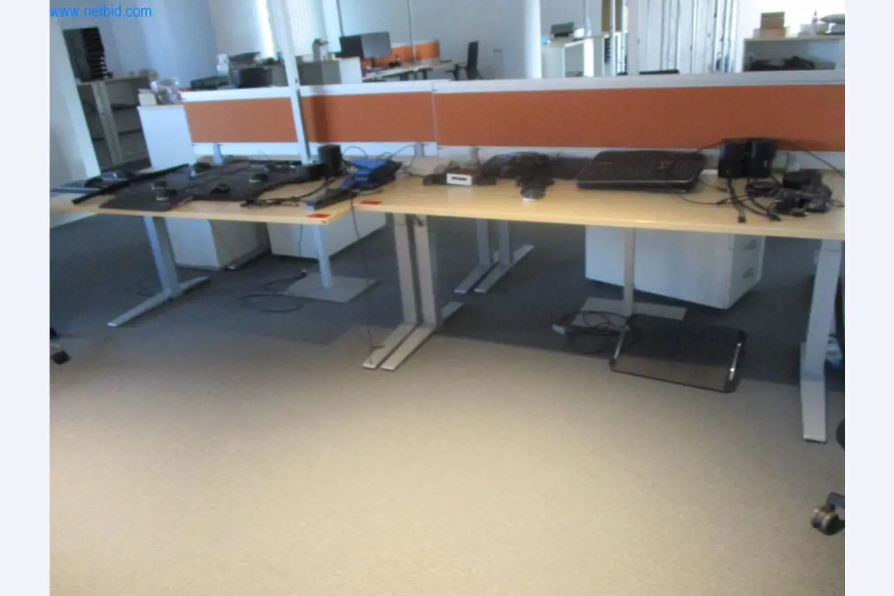 Gepflegte Büromöbel, IT-Ausstattungen und 3D-Brillen (MS Hololens 2) -11