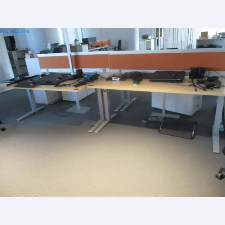 Gepflegte Büromöbel, IT-Ausstattungen und 3D-Brillen (MS Hololens 2) -11